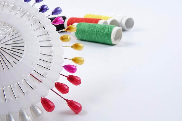 kolorowe nici i tamborki